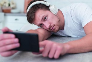 © www.freepik.com man-looking-video-his-phone-close-up__c__freepik